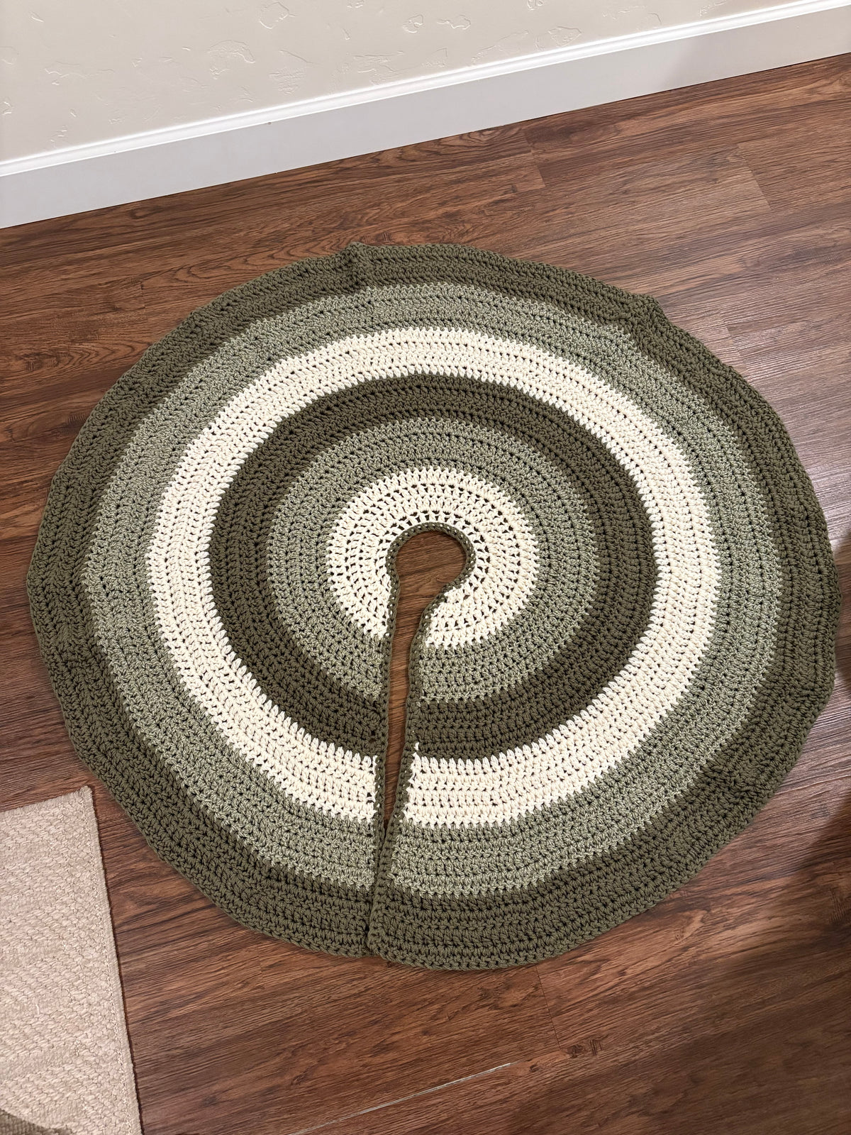 Cozy Heirloom Christmas Tree Skirt Crochet Pattern – Digital PDF